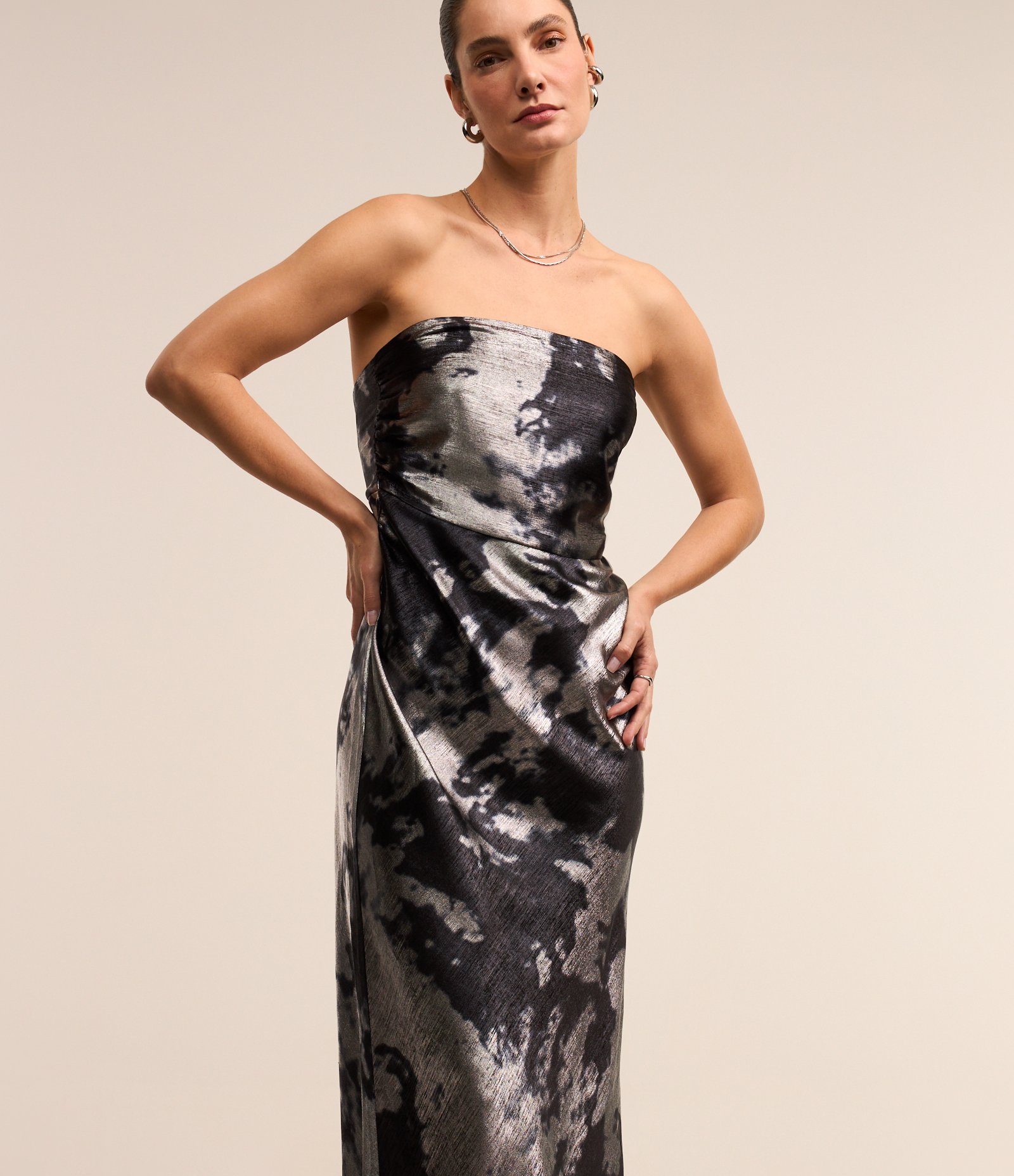 Vestido New Midi em Cetim Metalizado e Decote Tomara que Caia Prata 5