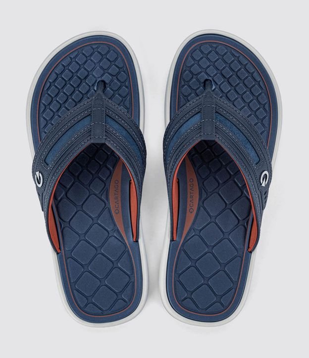 Chinelo de Tiras Largas com Texturas e Pespontos