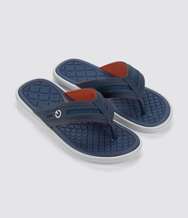 Chinelo de Tiras Largas com Texturas e Pespontos