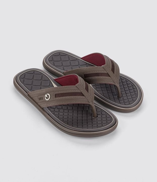 Chinelo de Tiras Largas com Texturas e Pespontos