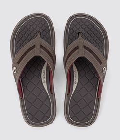 Chinelo de Tiras Largas com Texturas e Pespontos