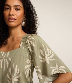 Blusa em Viscose com Manga Godê e Coqueiros Estampados