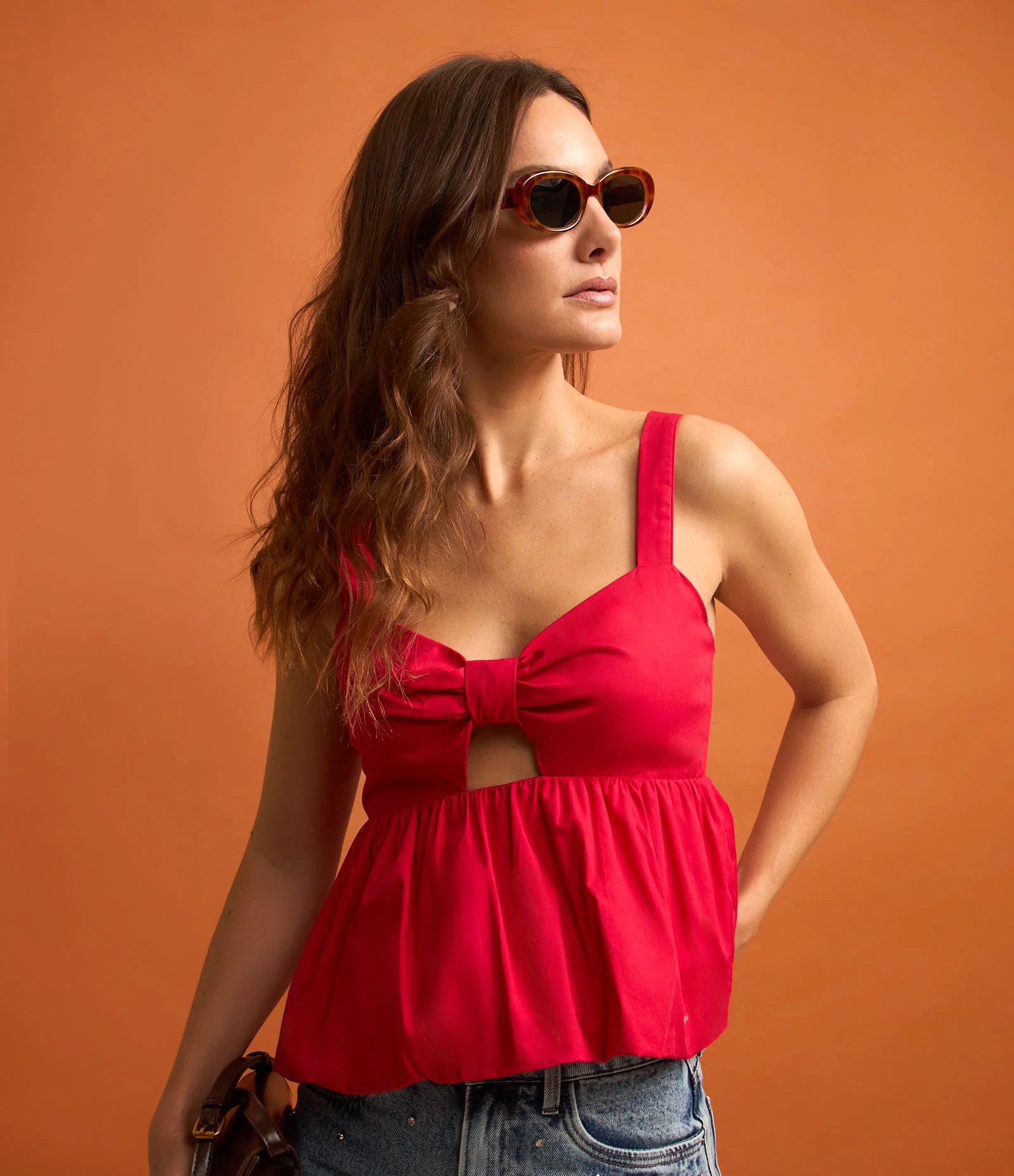 Blusa sem Manga em Tricoline com Recorte Vazado e Fechamento em Zíper Vermelho 1