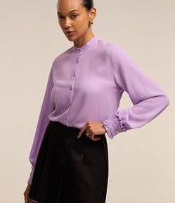 Camisa em Crepe com Gola Redonda e Detalhe Frufru no Punho