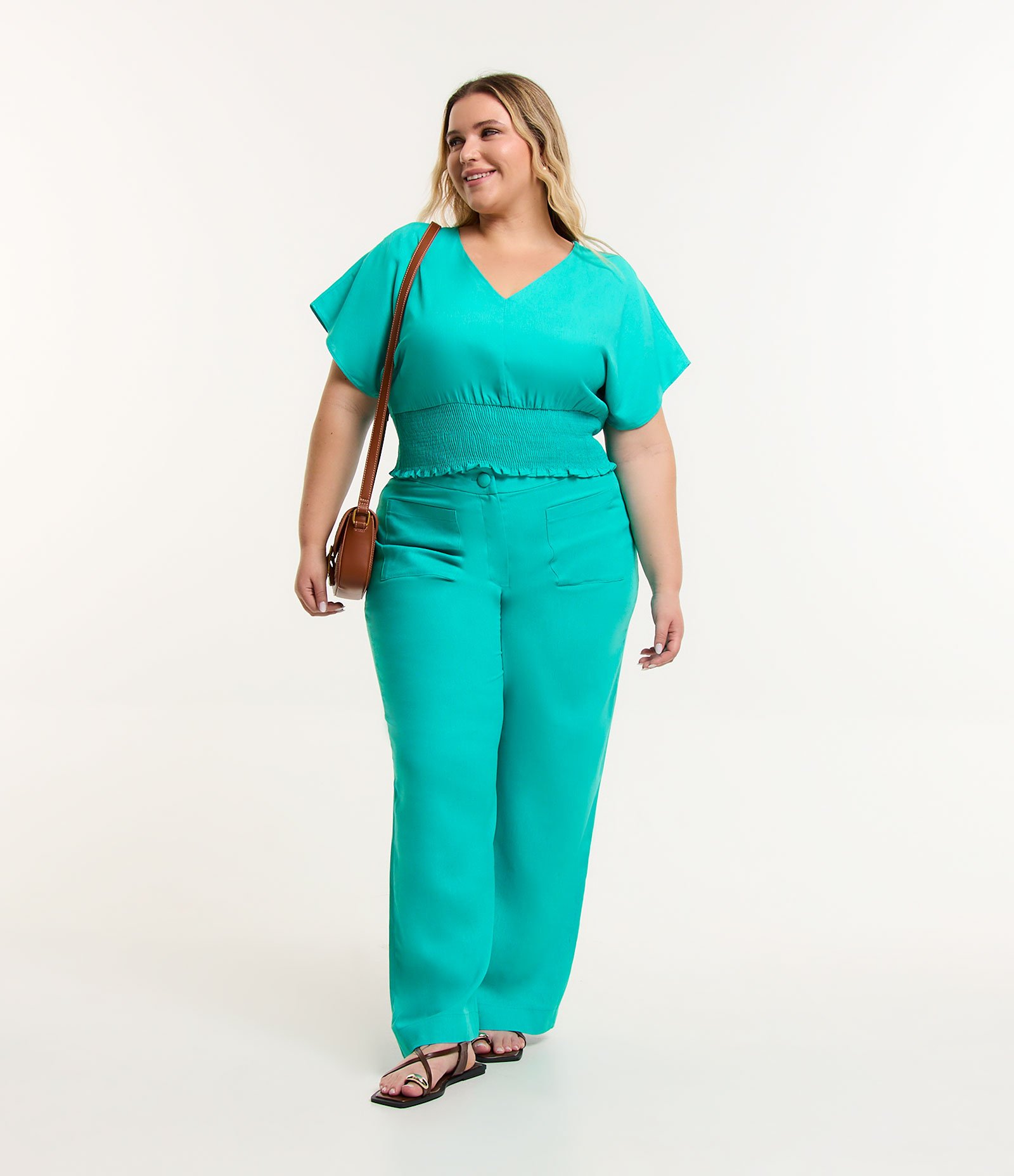 Blusa Cropped em Viscose e Linho com Decote V e Lastex Curve & Plus Size Verde Turquesa 2