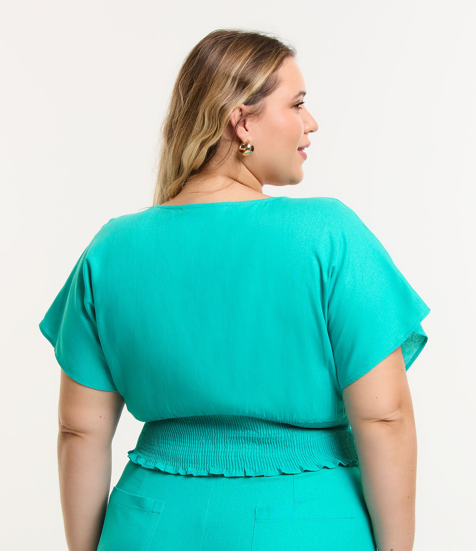 Blusa Cropped em Viscose e Linho com Decote V e Lastex Curve & Plus Size Verde Turquesa 3