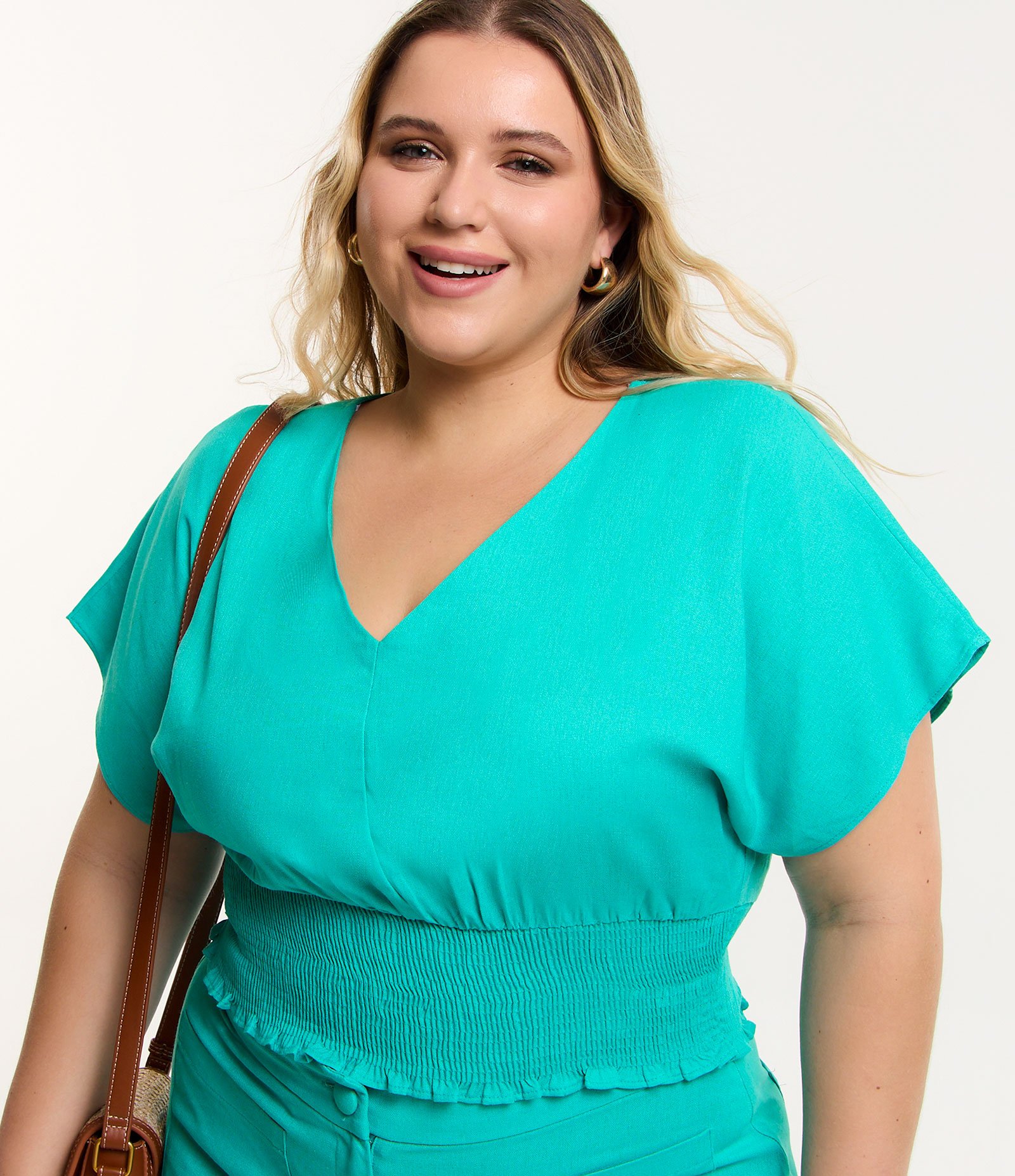 Blusa Cropped em Viscose e Linho com Decote V e Lastex Curve & Plus Size Verde Turquesa 4