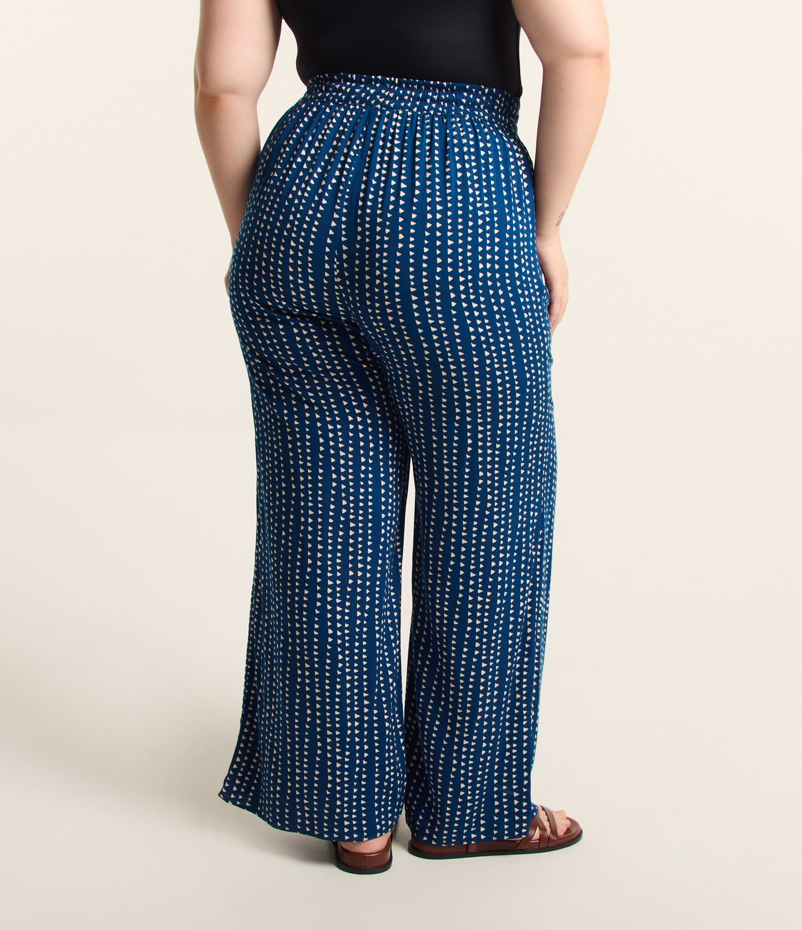 Calça Pantalona com Mini Triângulos Estampados Curve & Plus Size Azul 3