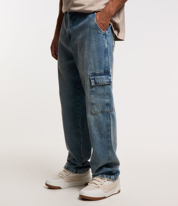 Calça Baggy em Jeans com Bolso Cargo Marmorizado e Lavagem Dirty