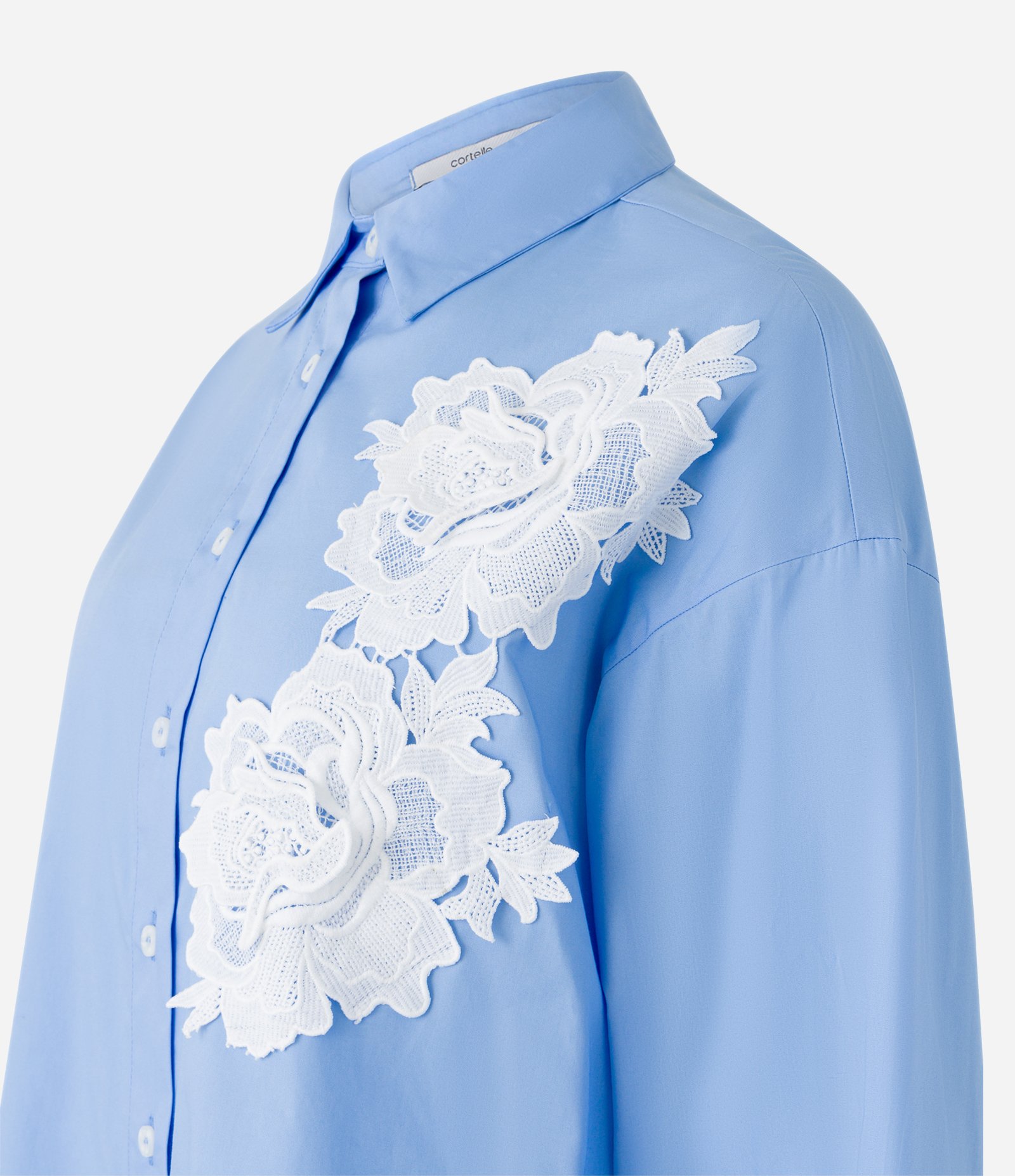 Camisa em Tricoline com Aplicação de Flor Rendada Azul 6