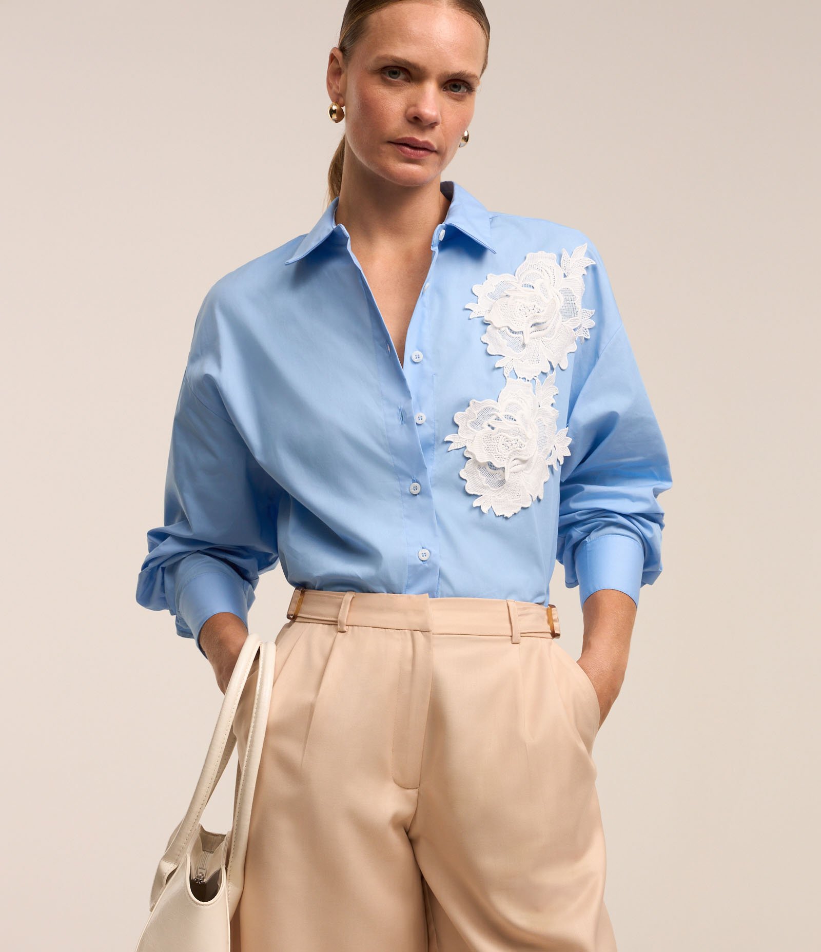 Camisa em Tricoline com Aplicação de Flor Rendada Azul 1