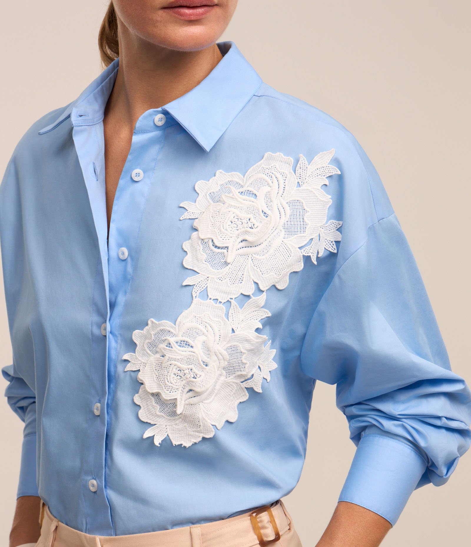 Camisa em Tricoline com Aplicação de Flor Rendada Azul 3