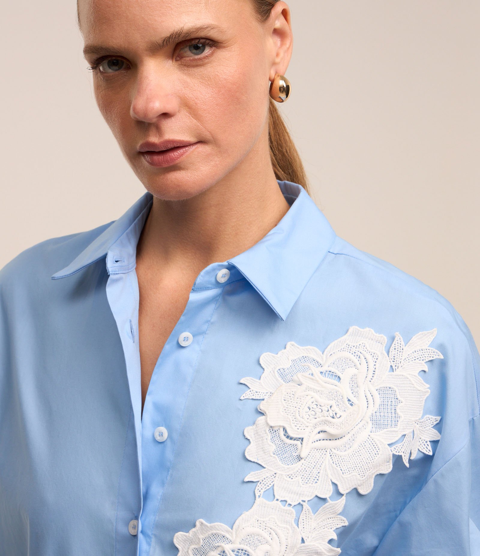 Camisa em Tricoline com Aplicação de Flor Rendada Azul 4