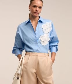 Camisa em Tricoline com Aplicação de Flor Rendada