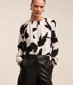 Blusa em Crepe com Estampa Abstrata e Gola Franzida