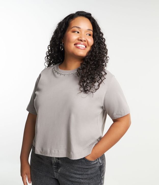 Blusa Cropped em Algodão Cava Deslocada e Strass na Gola Curve & Plus Size
