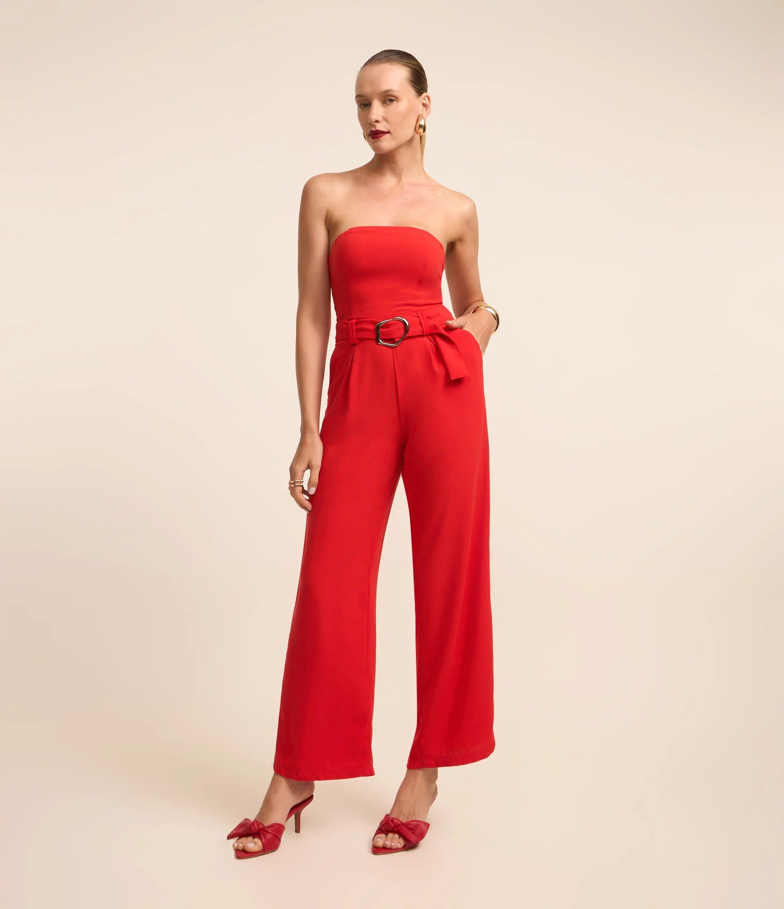 Macacão Tomara que Caia em Crepe com Cinto Fivela Vermelho 1