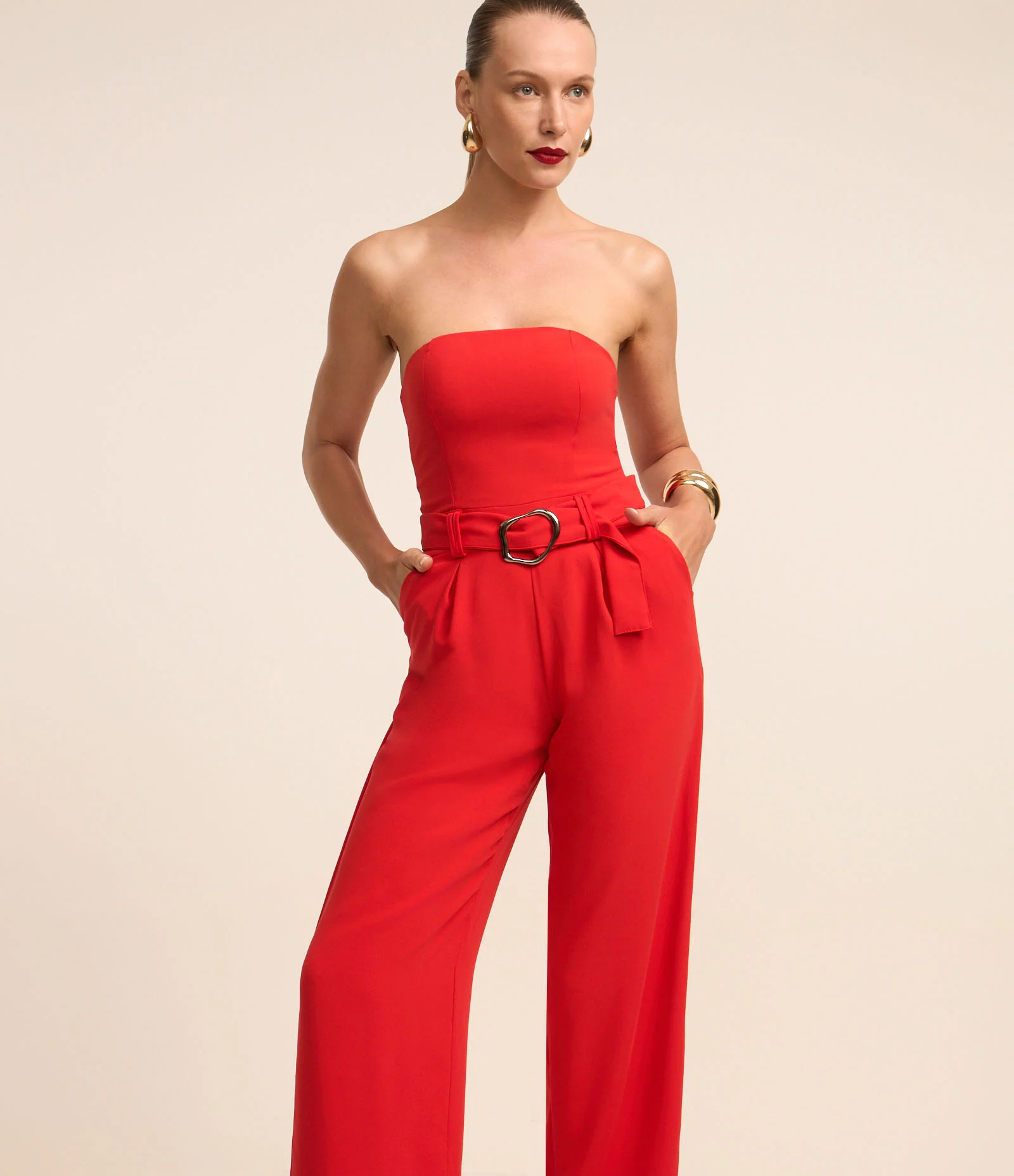 Macacão Tomara que Caia em Crepe com Cinto Fivela Vermelho 2