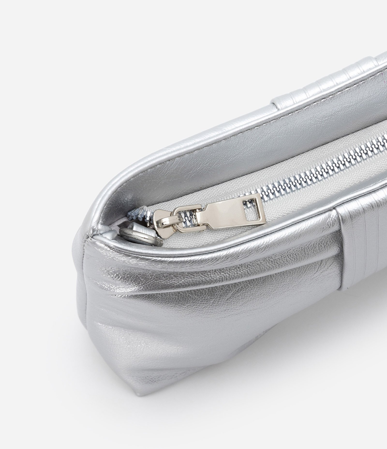 Bolsa Pequena com Formato de Laço e Alça de Corrente Prata 5