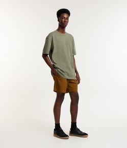 Bermuda Regular em Sarja com Elástico no Cós e Cordão