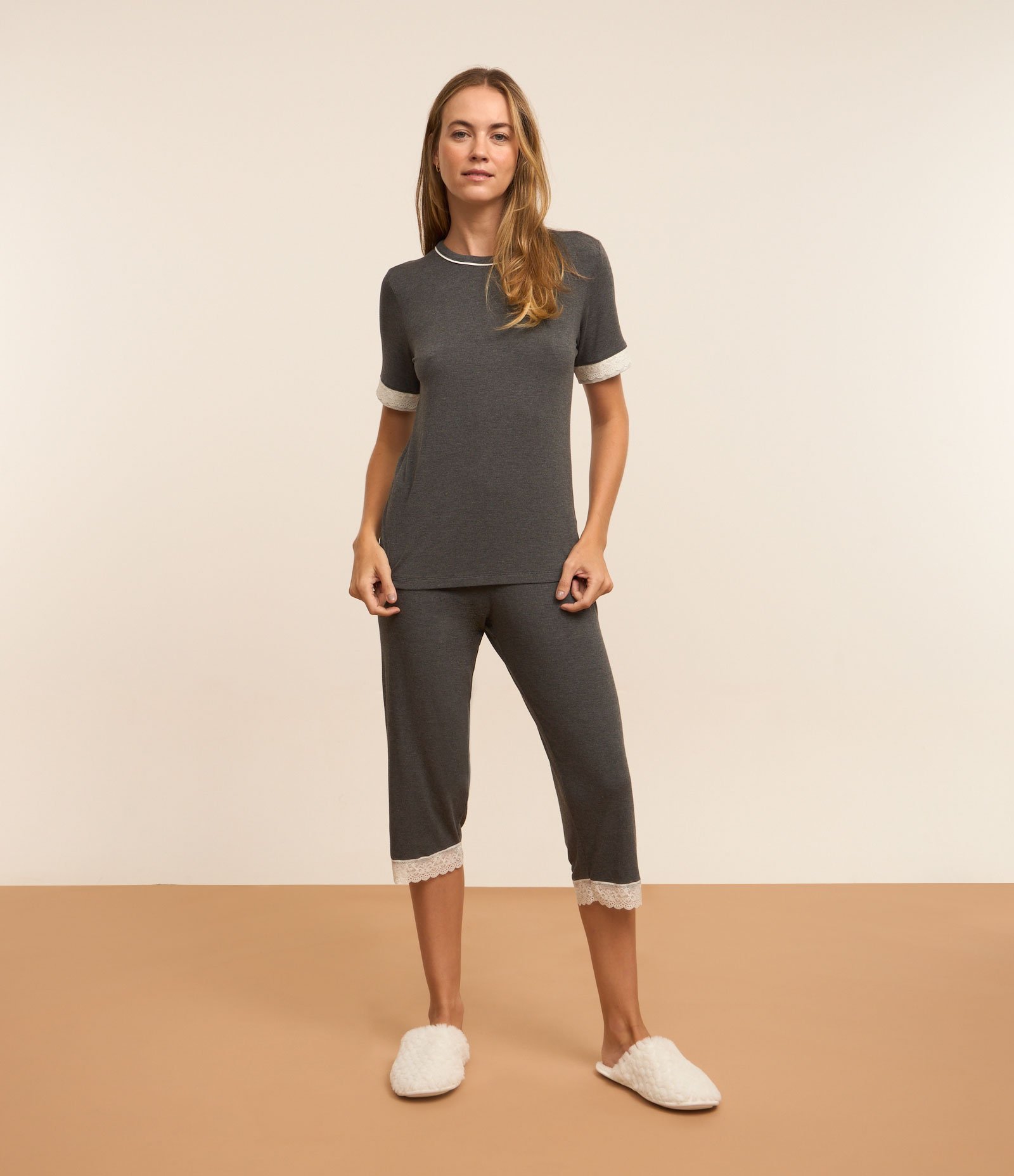 Pijama Capri em Viscose com Detalhes em Renda Cinza Escuro 1