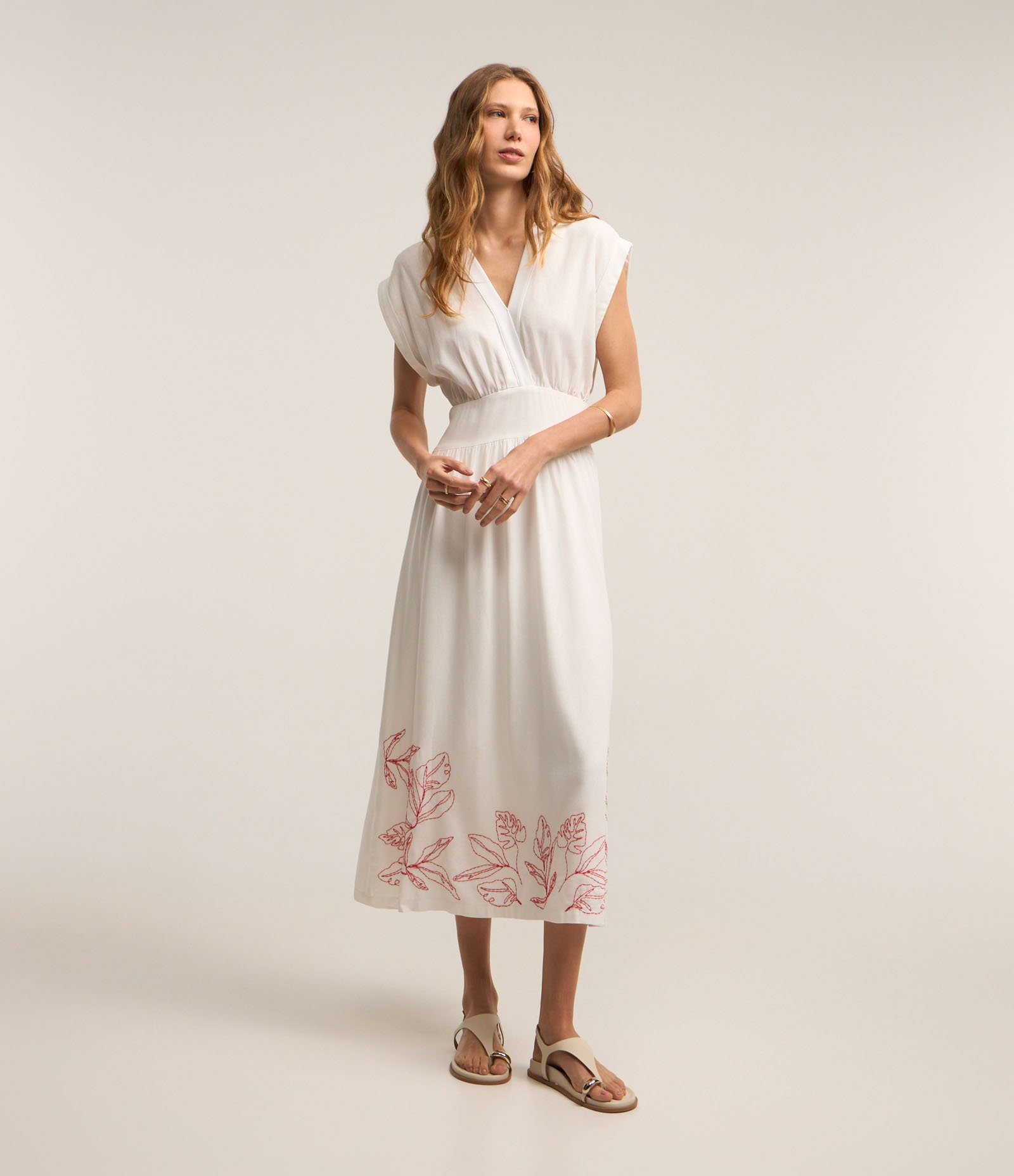 Vestido Midi em Viscolinho com Decote V e Bordado na Barra Branco Neve 1