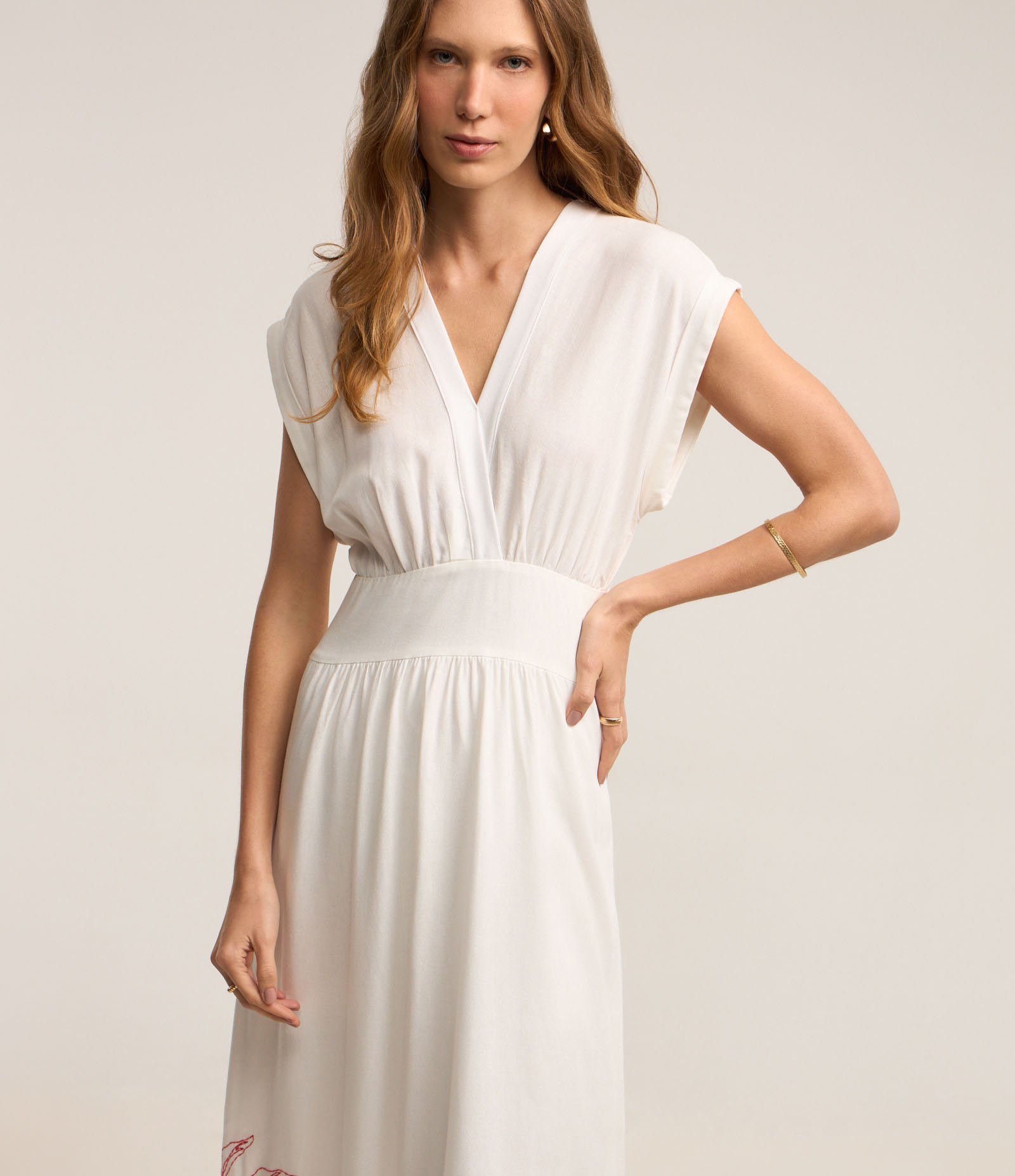 Vestido Midi em Viscolinho com Decote V e Bordado na Barra Branco Neve 2