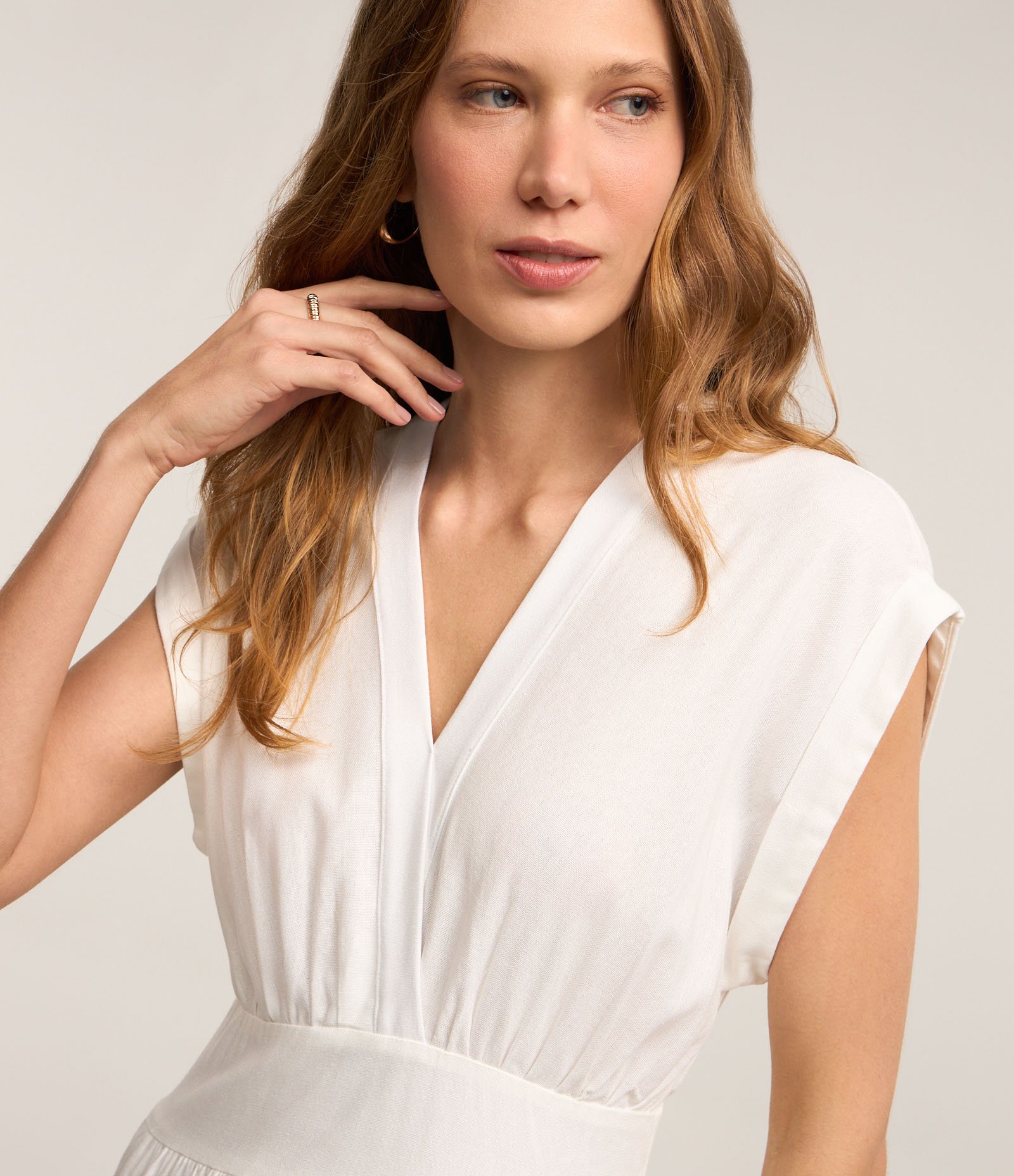 Vestido Midi em Viscolinho com Decote V e Bordado na Barra Branco Neve 3