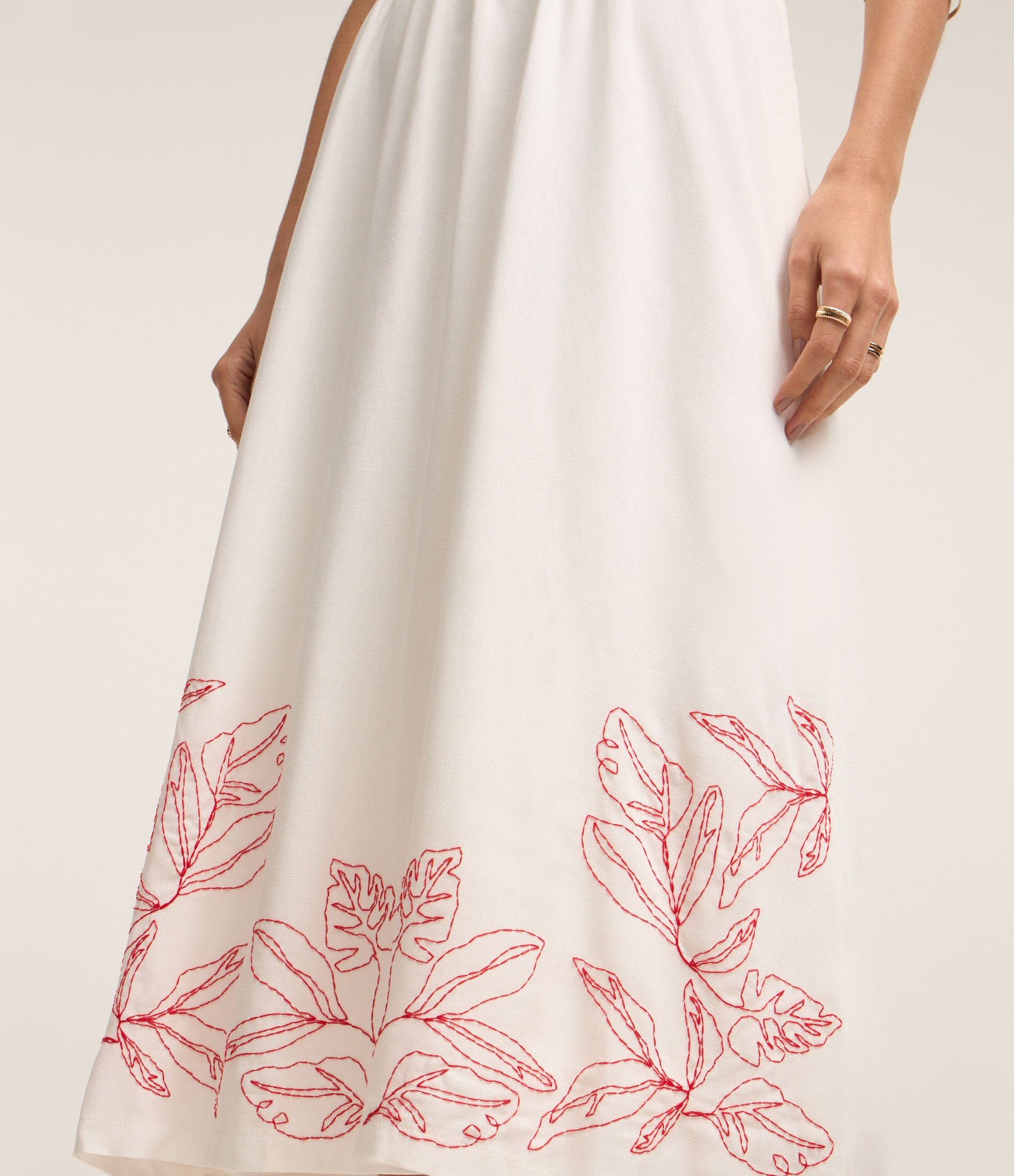 Vestido Midi em Viscolinho com Decote V e Bordado na Barra Branco Neve 6
