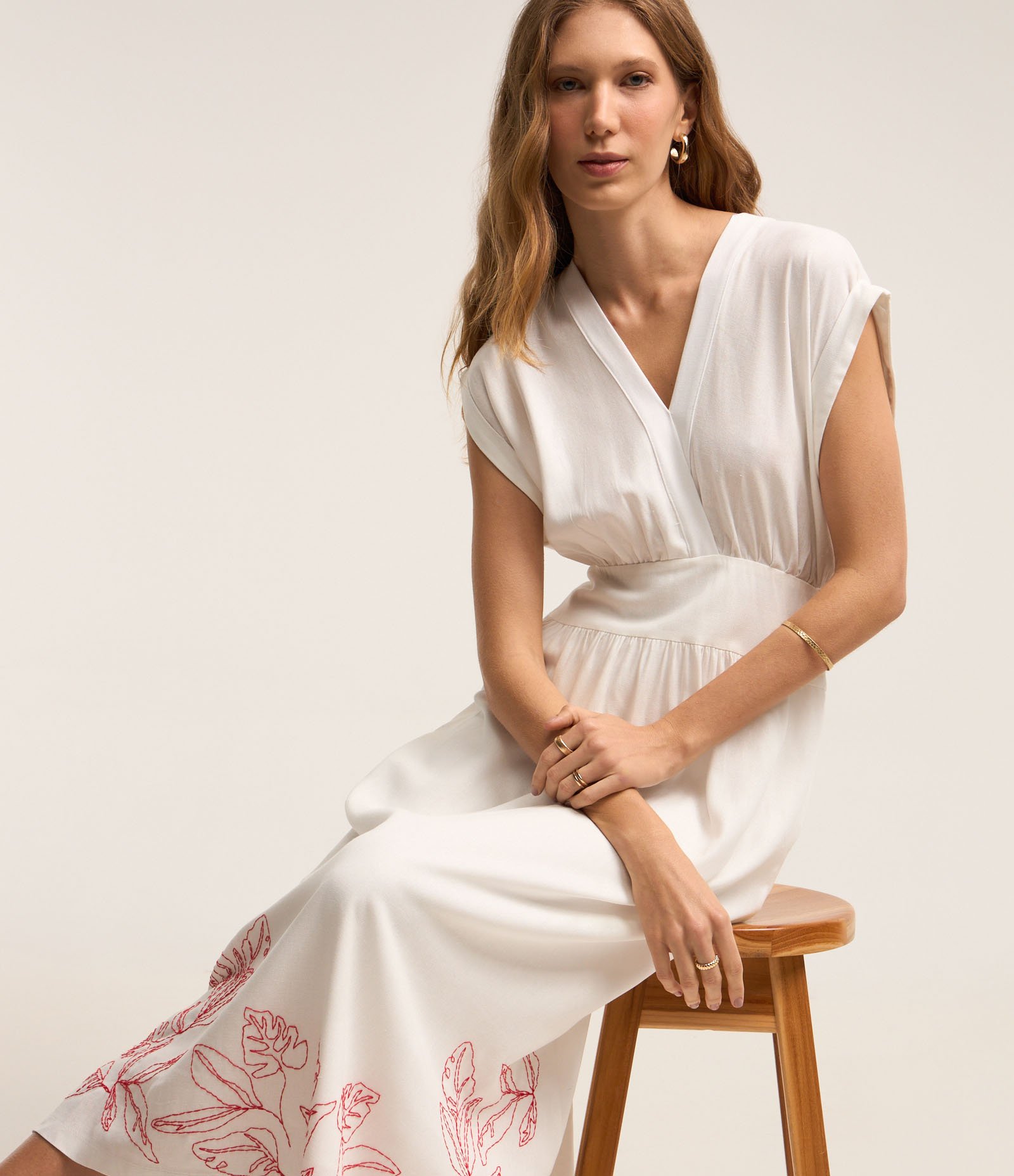 Vestido Midi em Viscolinho com Decote V e Bordado na Barra Branco Neve 7
