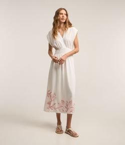 Vestido Midi em Viscolinho com Decote V e Bordado na Barra
