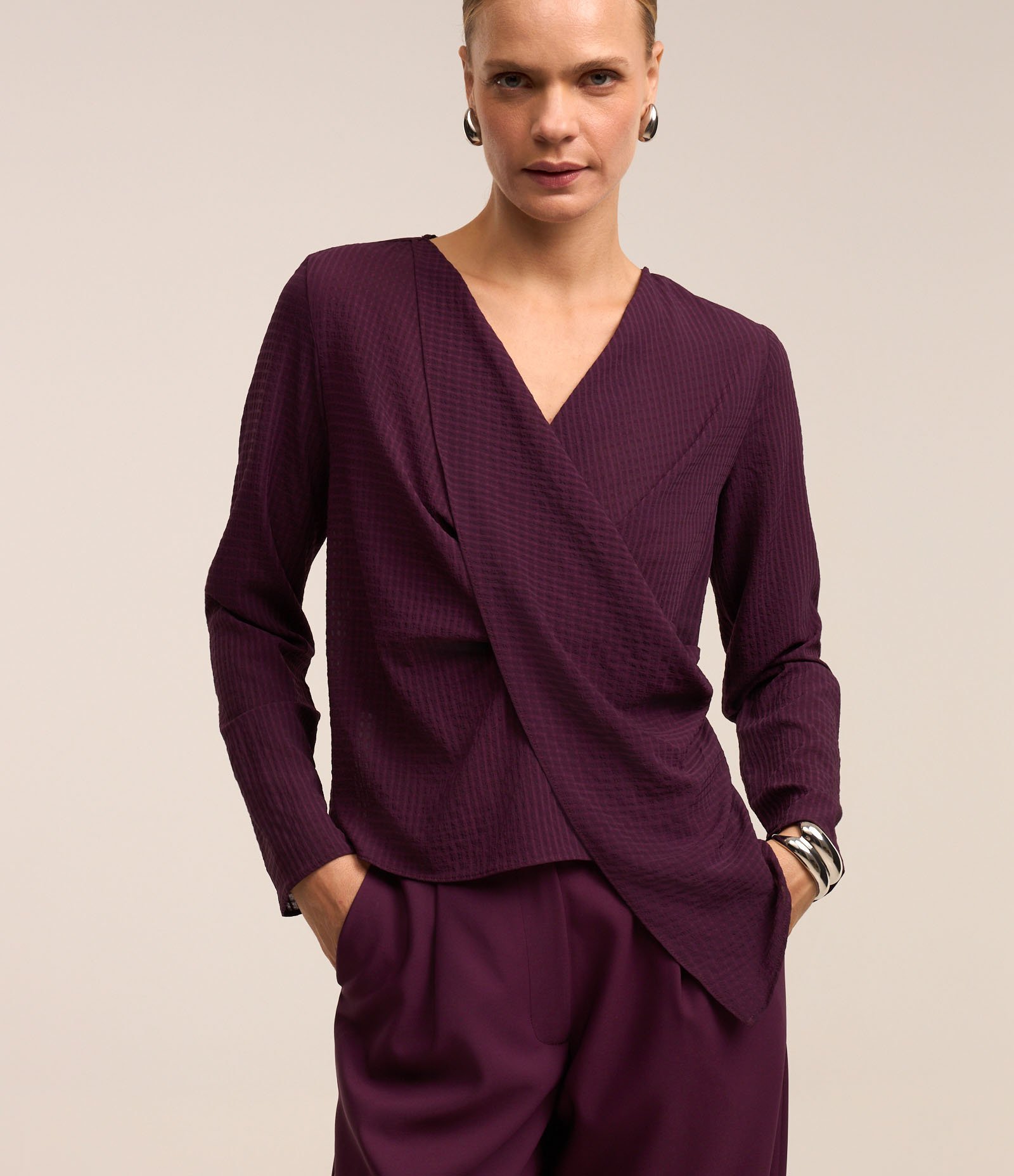 Blusa em Chiffon com Transpasse Frontal e Sobreposição com Ponta Roxo 1
