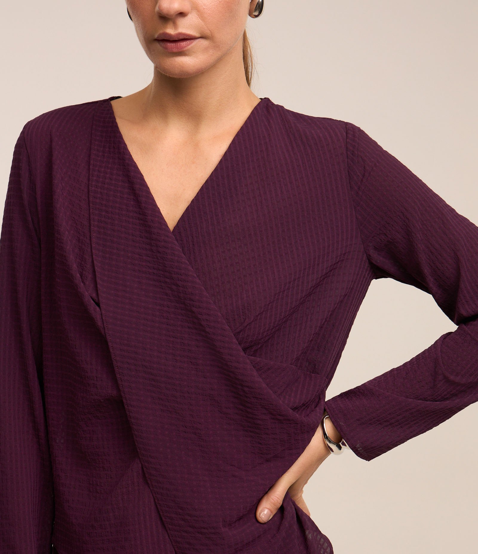 Blusa em Chiffon com Transpasse Frontal e Sobreposição com Ponta Roxo 3