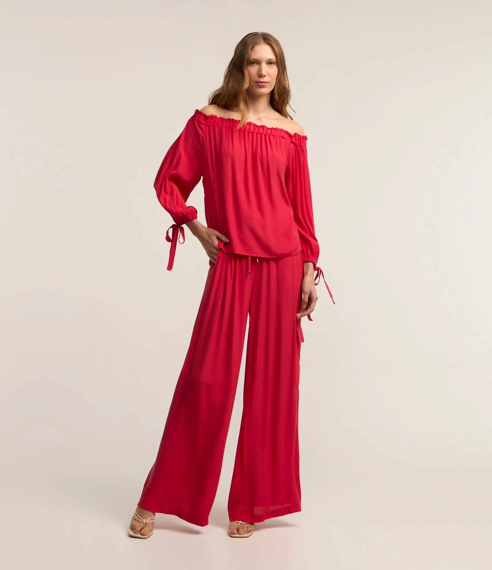 Calça Fluida em Viscose com Bolso Cargo Lateral Vermelho Coral 2