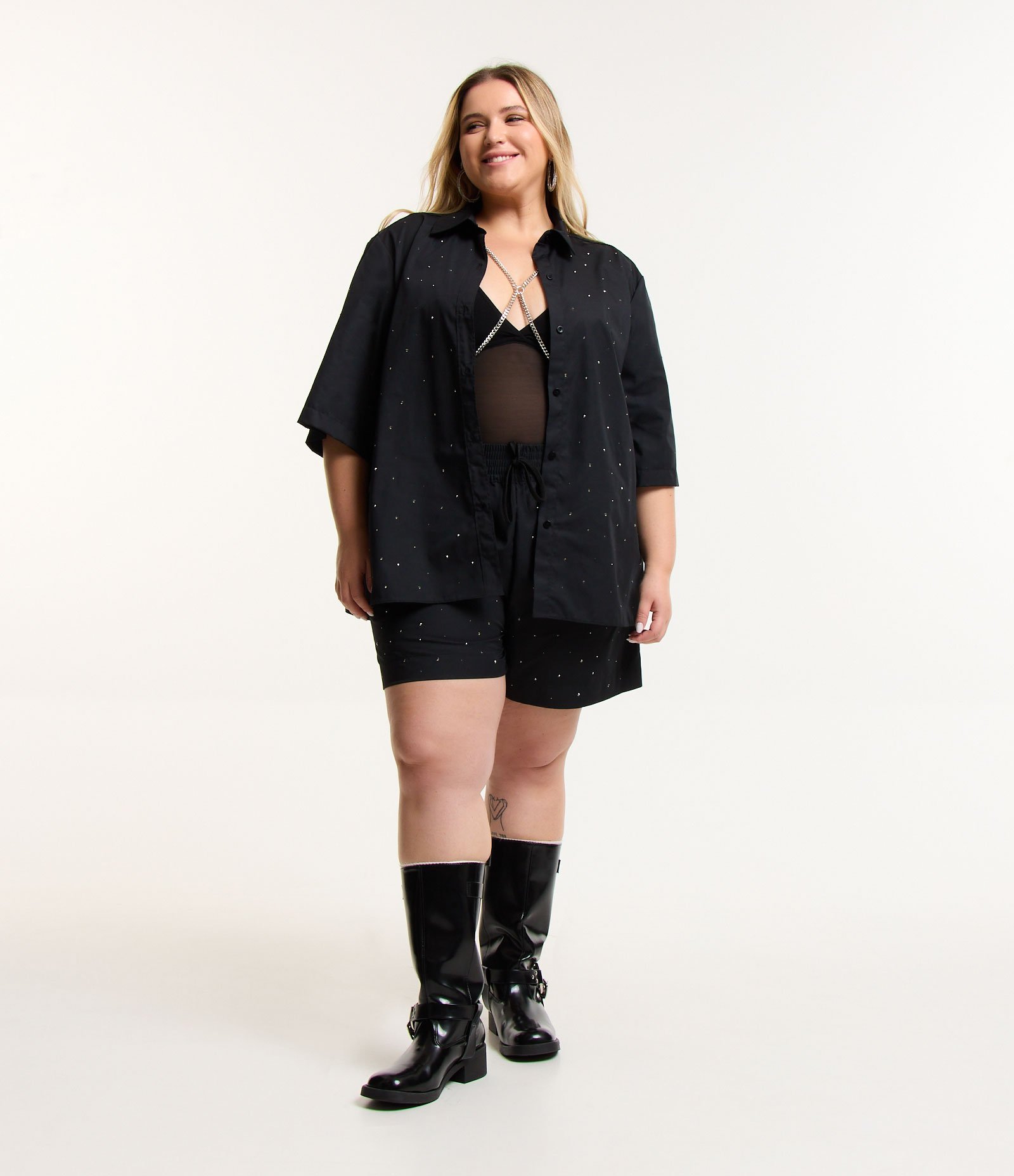 Camisa em Tricoline com Aplicação de Brilhos Curve & Plus Size Preto 2