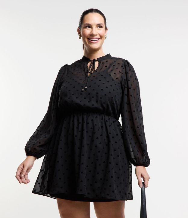 Vestido Curto em Chiffon com Mini Corações Flocados Curve & Plus Size