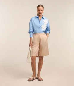 Bermuda Jorts Alfaiatada com Fivelas Laterais no Cós