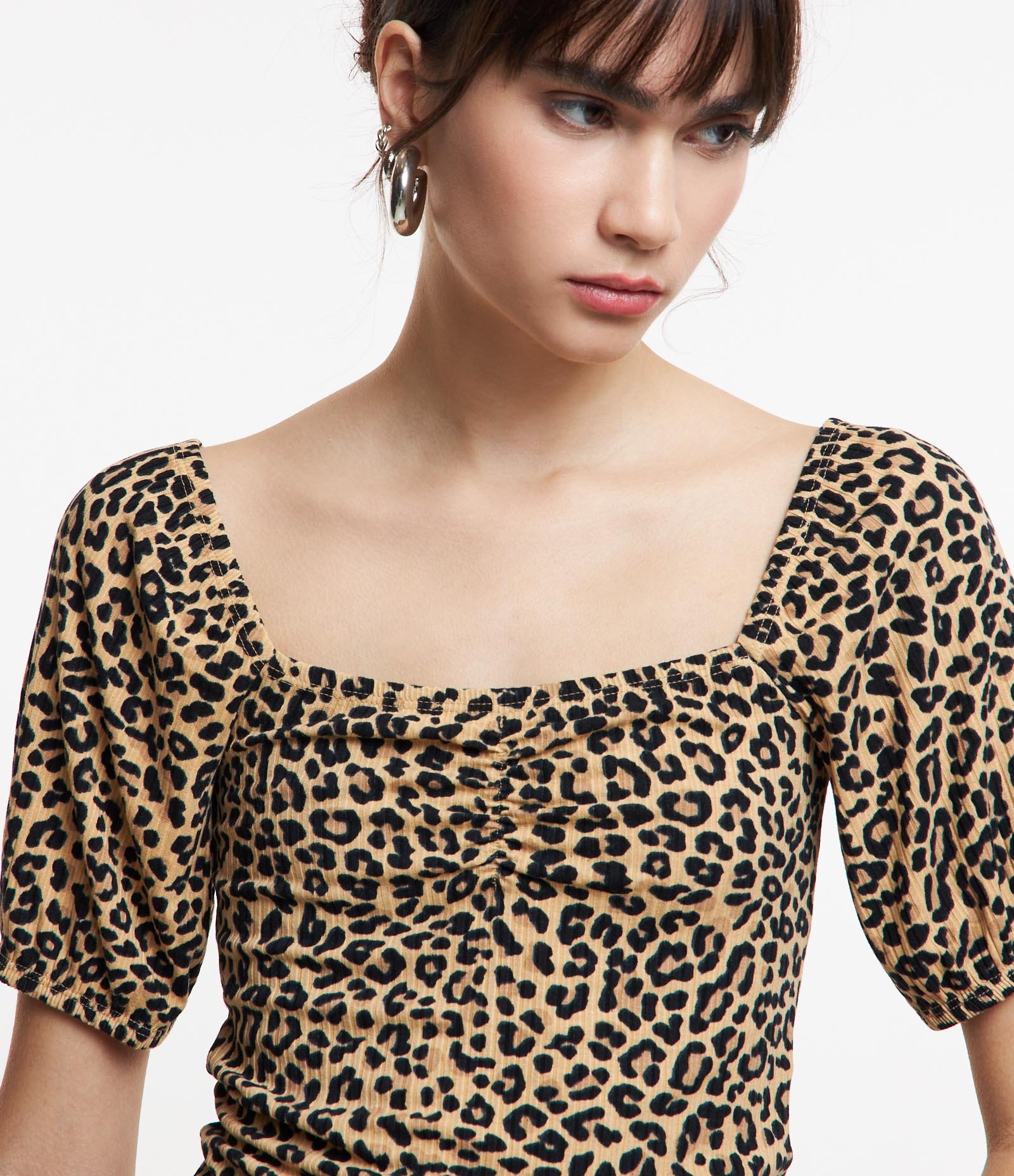 Blusa em Ribana com Manga Bufante e Estampa Animal Print Marrom 4