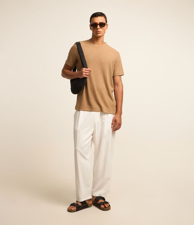 Camiseta Regular com Textura Canelada e Barra Larga