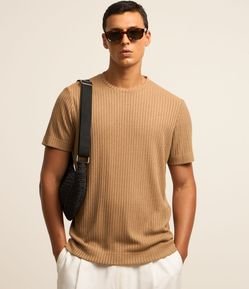 Camiseta Regular com Textura Canelada e Barra Larga