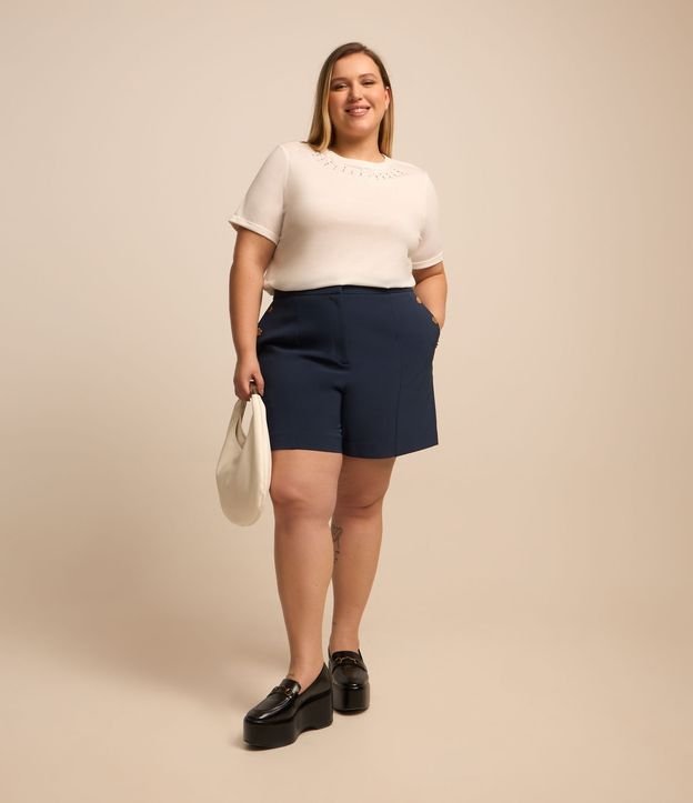 Bermuda em Crepe com Detalhe de Botões nos Bolsos Curve & Plus Size
