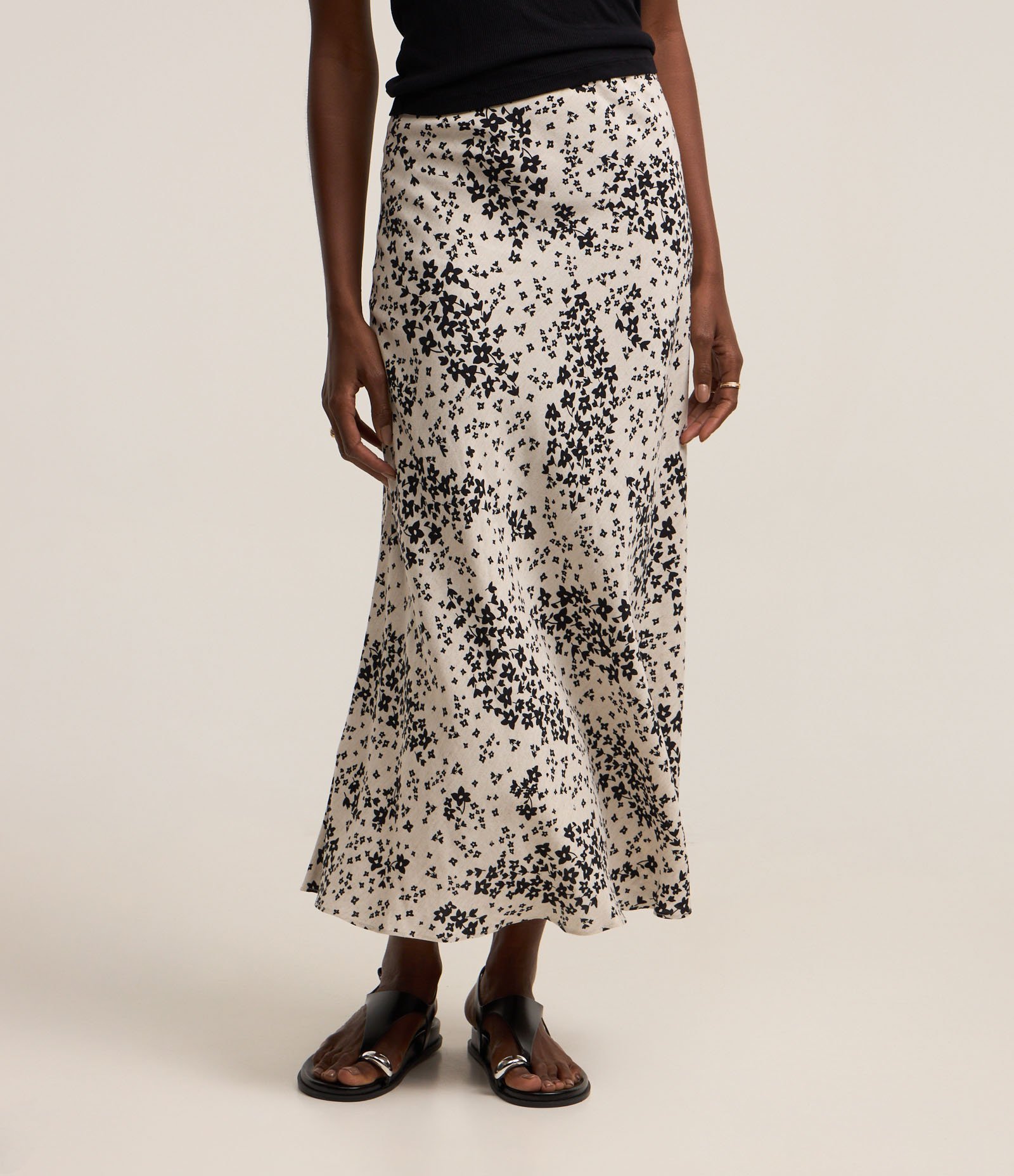Saia Midi em Viscolinho com Estampa Floral Branco/ Preto 3