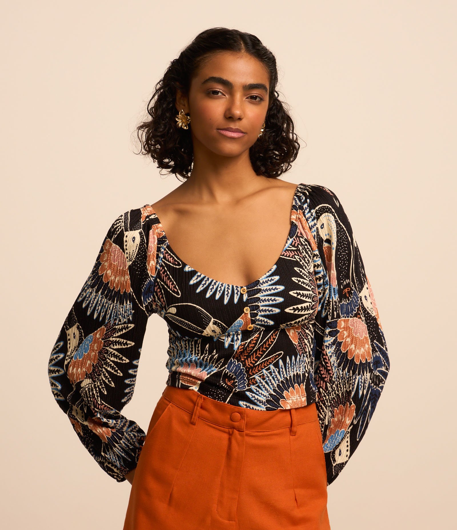 Blusa Texturizada com Estampa de Tucanos Preto 1