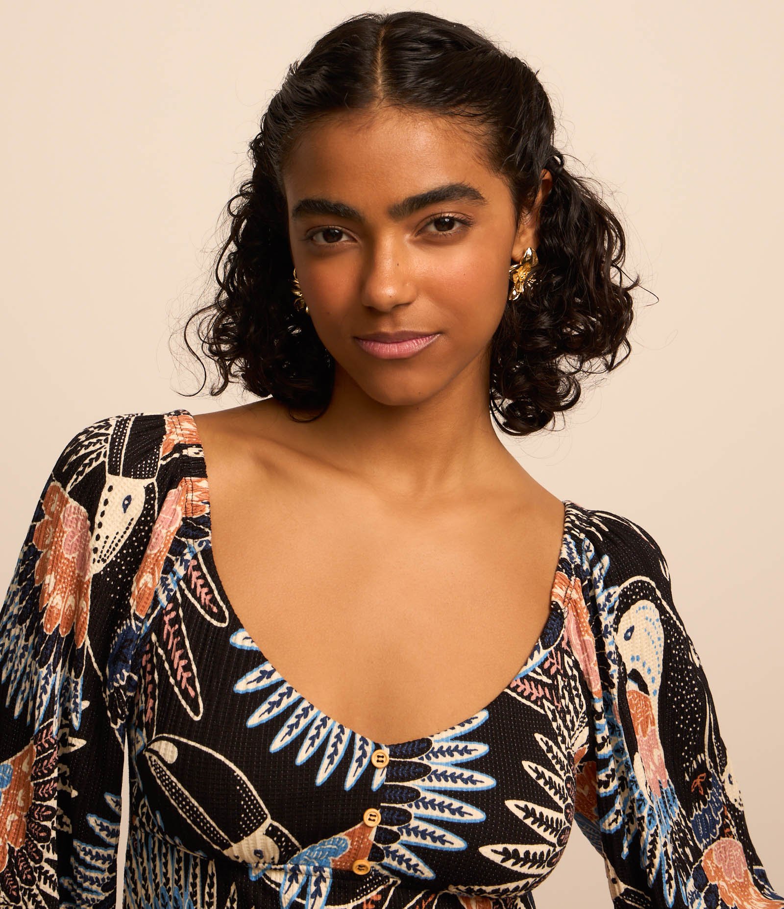 Blusa Texturizada com Estampa de Tucanos Preto 3