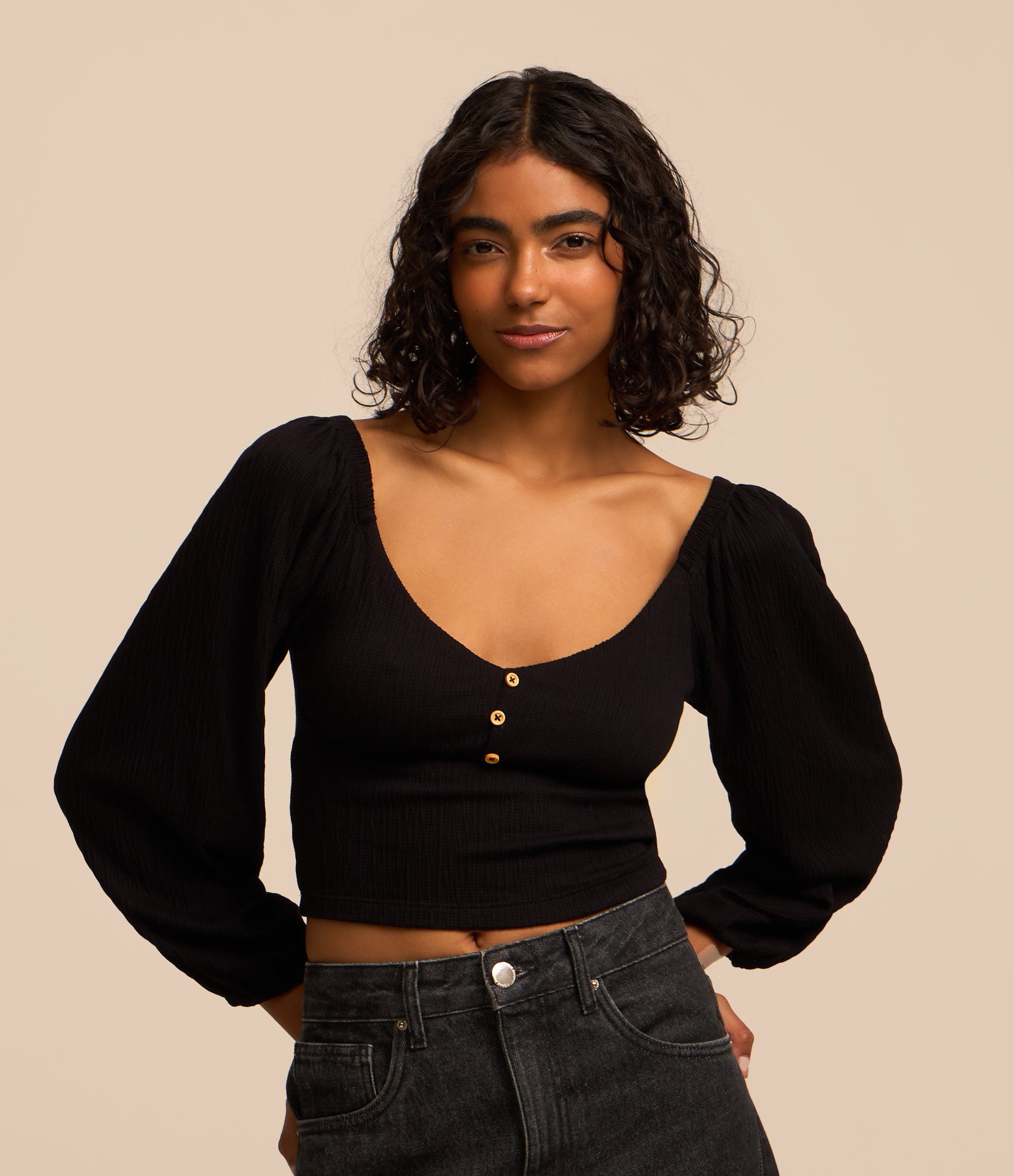 Blusa Curta Texturizada com Botões no Busto Preto 1