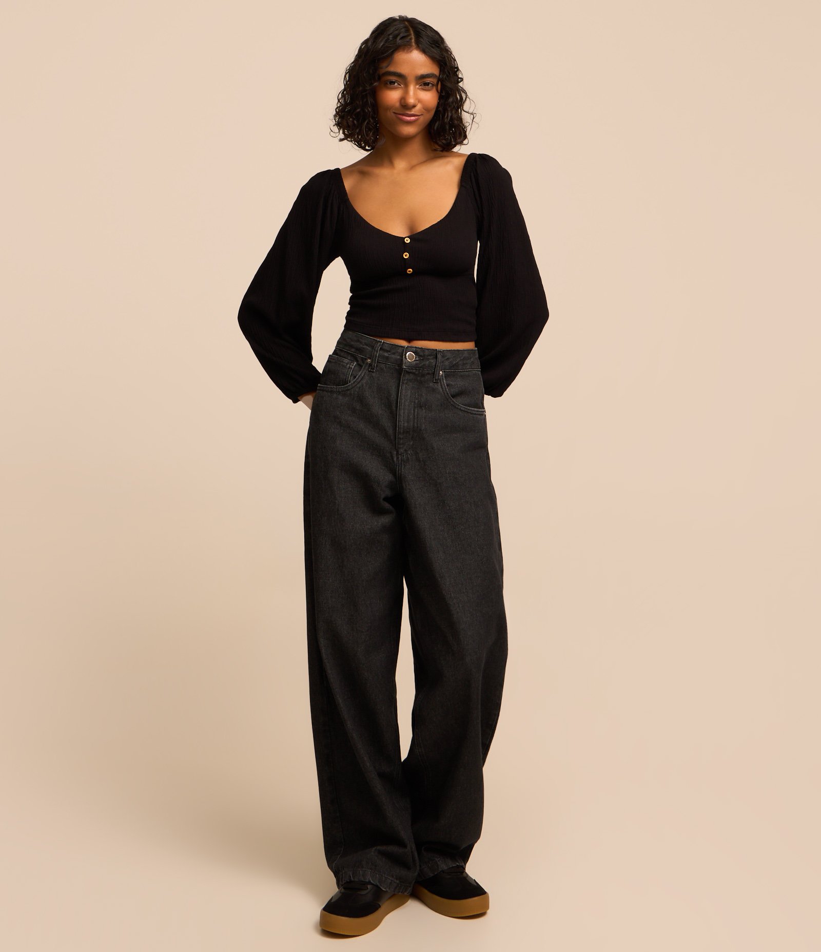 Blusa Curta Texturizada com Botões no Busto Preto 2