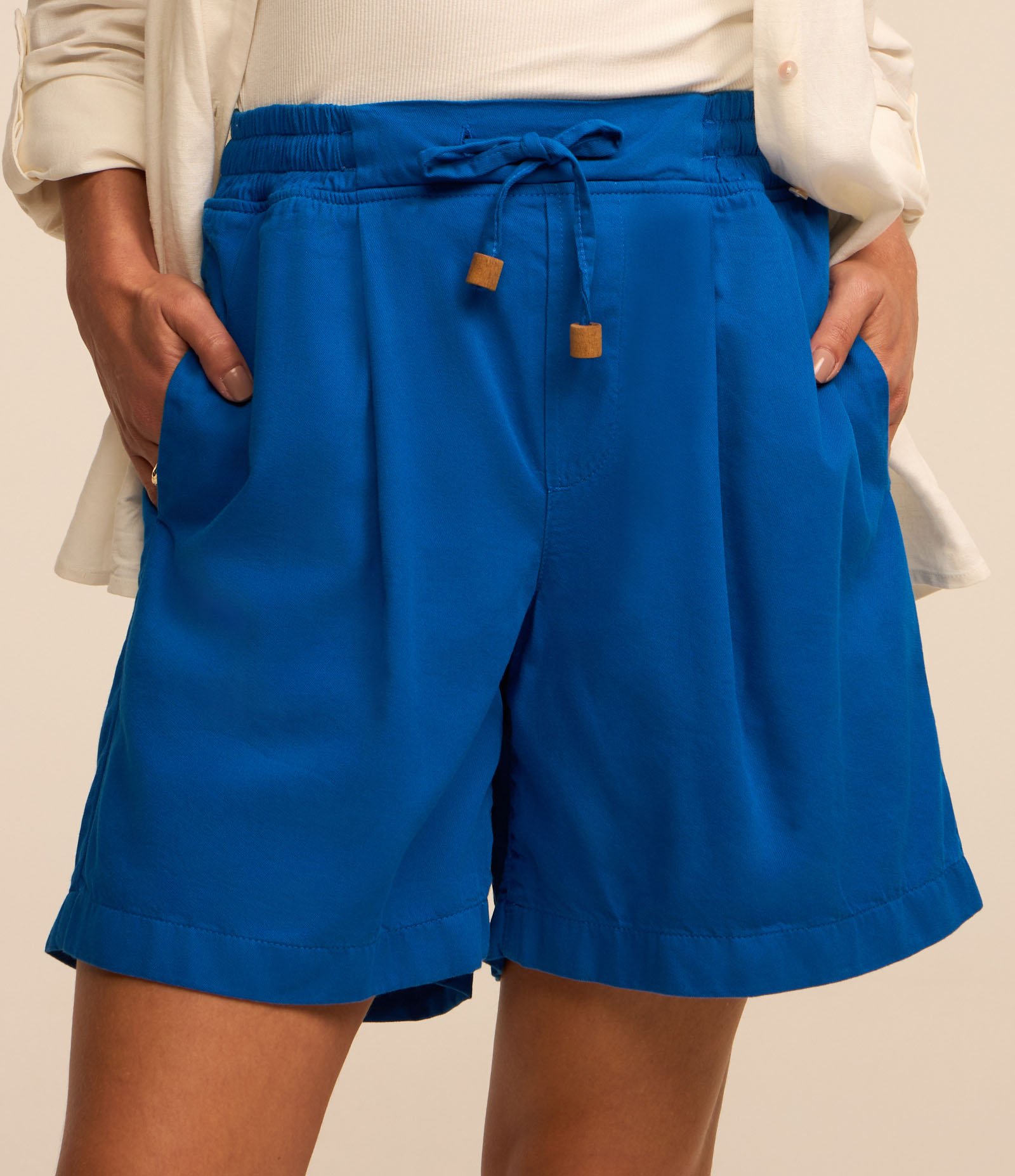 Short Longo em Sarja com Pregas e Amarração com Miçangas Azul 3
