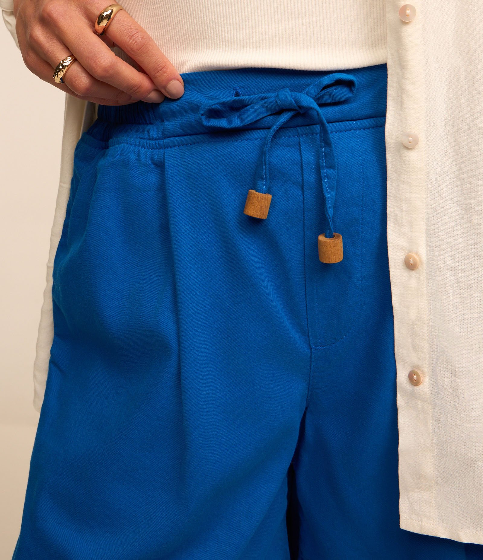 Short Longo em Sarja com Pregas e Amarração com Miçangas Azul 4