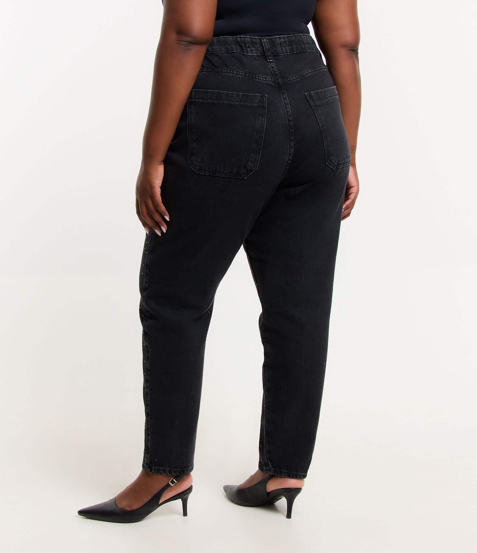 Calça Mom em Jeans com Tachinas Curve & Plus Size Preto 3