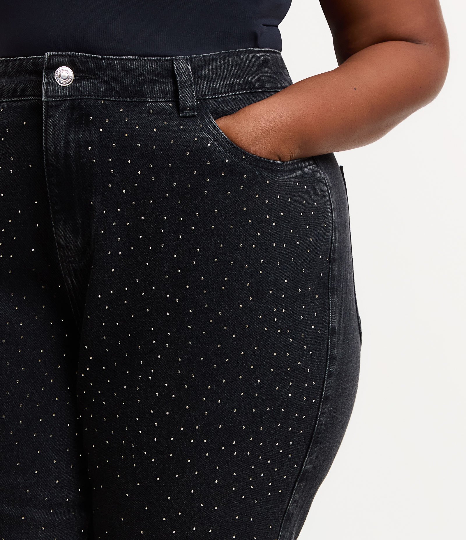 Calça Mom em Jeans com Tachinas Curve & Plus Size Preto 4